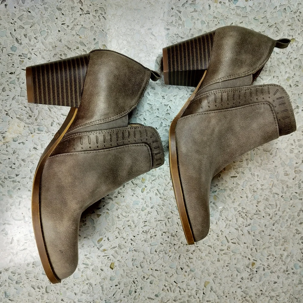 Lifestride Velocity Jovie Open Cut Grey Ankle Bootie Size 6.5 Faux Vegan Leather